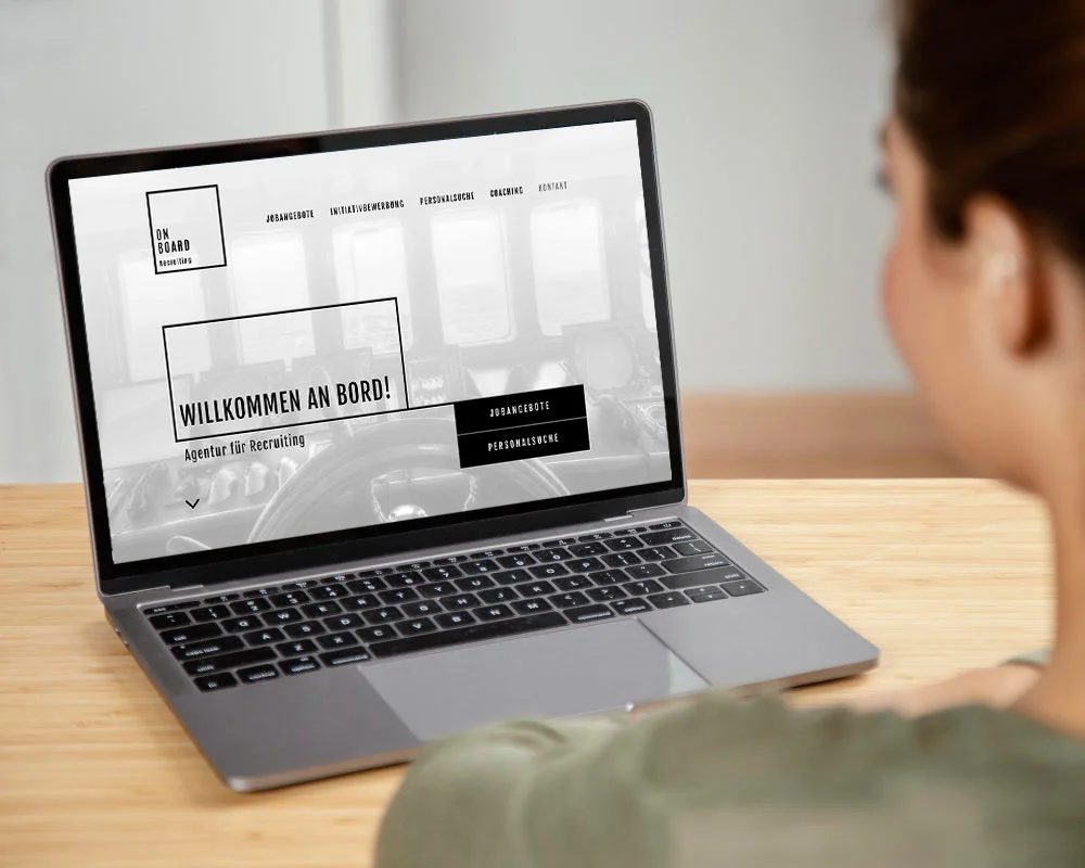 Webdesign Graz 46 Laptop mit ONBOARD Recruiting Website am Screen