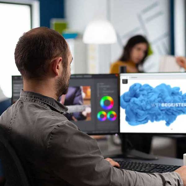 Webdesign Graz 60 Webdesigner vor 2 Monitoren