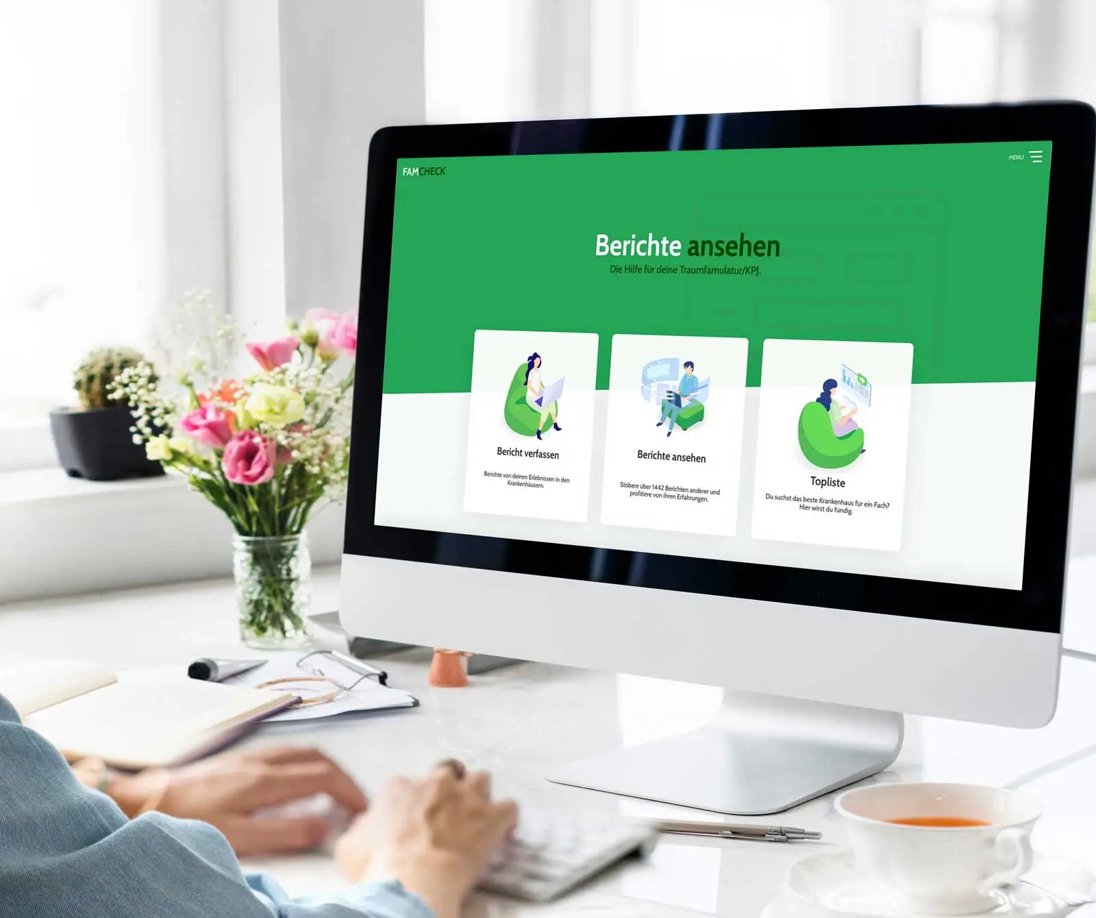 Webdesign Graz 50 Webdesigner blickt auf Desktop-PC mit Website von FamCheck der Med Uni Graz